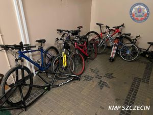 Skuteczna praca szczecińskich wywiadowców. Zatrzymali seryjnego złodzieja rowerów i odzyskali skradzione mienie