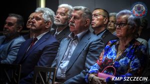 Kierownictwo zachodniopomorskiej i szczecińskiej Policji na obchodach 35-lecia Stowarzyszenia Emerytów i Rencistów Policyjnych