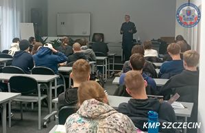 Kariera mundurowa z perspektywami – komendanci komisariatu zachęcali młodzież do służby w policji