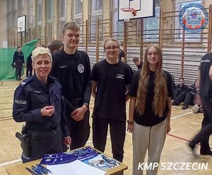 Kariera mundurowa z perspektywami – komendanci komisariatu zachęcali młodzież do służby w policji