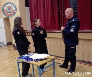 Kariera mundurowa z perspektywami – komendanci komisariatu zachęcali młodzież do służby w policji