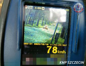 Trwa „Kaskadowy pomiar prędkości&quot; w Szczecinie. Policjanci zwalczają piratów drogowych