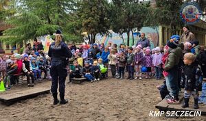 Policjanci uczą przedszkolaków, jak bezpiecznie obchodzić się ze zwierzętami oraz jak się zachować w kontaktach z obcymi osobami