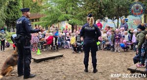 Policjanci uczą przedszkolaków, jak bezpiecznie obchodzić się ze zwierzętami oraz jak się zachować w kontaktach z obcymi osobami