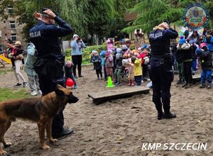 Policjanci uczą przedszkolaków, jak bezpiecznie obchodzić się ze zwierzętami oraz jak się zachować w kontaktach z obcymi osobami