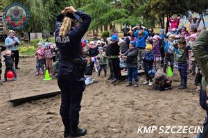 Policjanci uczą przedszkolaków, jak bezpiecznie obchodzić się ze zwierzętami oraz jak się zachować w kontaktach z obcymi osobami