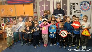 Policjanci uczą przedszkolaków, jak bezpiecznie poruszać się po drodze