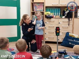 Policjanci uczą przedszkolaków, jak bezpiecznie poruszać się po drodze