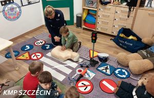 Policjanci uczą przedszkolaków, jak bezpiecznie poruszać się po drodze