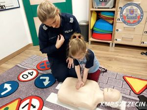 Policjanci uczą przedszkolaków, jak bezpiecznie poruszać się po drodze