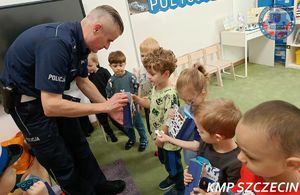 Policjanci uczą przedszkolaków, jak bezpiecznie poruszać się po drodze