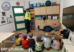 Policjanci uczą przedszkolaków, jak bezpiecznie poruszać się po drodze