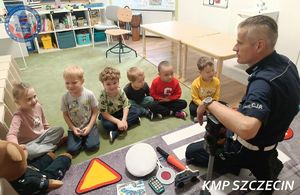 Policjanci uczą przedszkolaków, jak bezpiecznie poruszać się po drodze