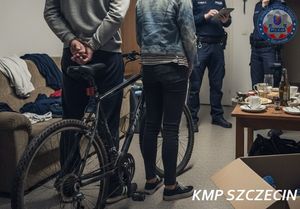 Poszukiwany wpadł, bo awanturował się w mieszkaniu. Policjanci podczas interwencji odzyskali również utracony rower