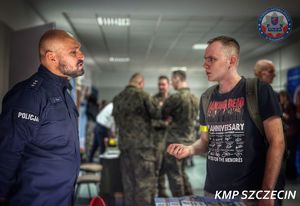 Giełda Pracy Uniwersytetu Szczecińskiego – policjanci zachęcali do służby w niebieskim mundurze