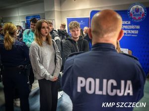 Giełda Pracy Uniwersytetu Szczecińskiego – policjanci zachęcali do służby w niebieskim mundurze