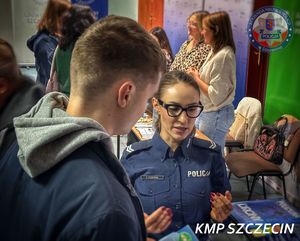 Giełda Pracy Uniwersytetu Szczecińskiego – policjanci zachęcali do służby w niebieskim mundurze