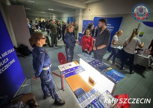Giełda Pracy Uniwersytetu Szczecińskiego – policjanci zachęcali do służby w niebieskim mundurze