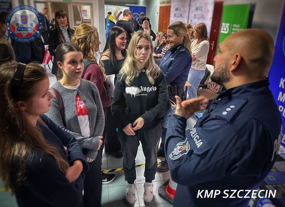 Giełda Pracy Uniwersytetu Szczecińskiego – policjanci zachęcali do służby w niebieskim mundurze