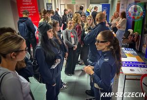 Giełda Pracy Uniwersytetu Szczecińskiego – policjanci zachęcali do służby w niebieskim mundurze