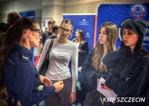 Giełda Pracy Uniwersytetu Szczecińskiego – policjanci zachęcali do służby w niebieskim mundurze