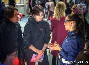 Giełda Pracy Uniwersytetu Szczecińskiego – policjanci zachęcali do służby w niebieskim mundurze