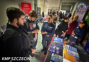 Giełda Pracy Uniwersytetu Szczecińskiego – policjanci zachęcali do służby w niebieskim mundurze
