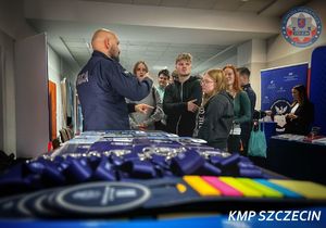 Giełda Pracy Uniwersytetu Szczecińskiego – policjanci zachęcali do służby w niebieskim mundurze