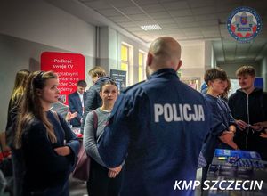 Giełda Pracy Uniwersytetu Szczecińskiego – policjanci zachęcali do służby w niebieskim mundurze
