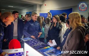 Giełda Pracy Uniwersytetu Szczecińskiego – policjanci zachęcali do służby w niebieskim mundurze