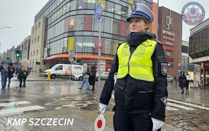 Świąteczna gorączka zakupowa wymaga cierpliwości na drodze! Szczecińscy funkcjonariusze są gotowi do zapewnienia bezpieczeństwa