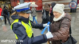 Świąteczna gorączka zakupowa wymaga cierpliwości na drodze! Szczecińscy funkcjonariusze są gotowi do zapewnienia bezpieczeństwa