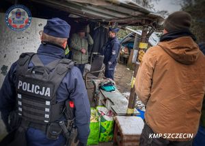 Bezdomni mogą liczyć na pomoc policjantów i służb współdziałających. Reaguj i nie bądź obojętny!