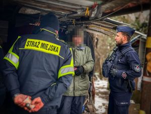 Bezdomni mogą liczyć na pomoc policjantów i służb współdziałających. Reaguj i nie bądź obojętny!