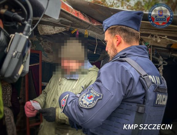 Bezdomni mogą liczyć na pomoc policjantów i służb współdziałających. Reaguj i nie bądź obojętny!