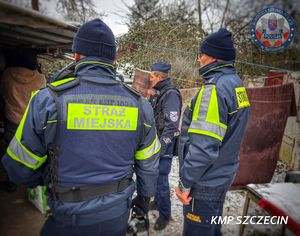 Bezdomni mogą liczyć na pomoc policjantów i służb współdziałających. Reaguj i nie bądź obojętny!