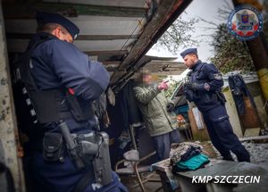 Bezdomni mogą liczyć na pomoc policjantów i służb współdziałających. Reaguj i nie bądź obojętny!