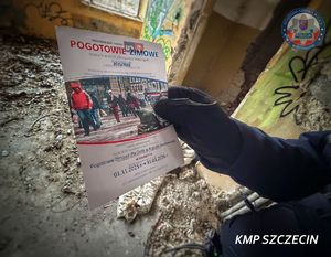 Bezdomni mogą liczyć na pomoc policjantów i służb współdziałających. Reaguj i nie bądź obojętny!