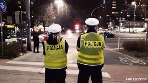 Nie pomogło podawanie nieprawdziwych danych - poszukiwany wpadł, bo przechodził przez jezdnię w miejscu niedozwolonym