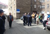 zdjęcie kolorowe na którym widać policjantów oraz przedstawicieli różnych instytucji mieszkańców, którzy dyskutują nad wyeliminowaniem problemu w tym rejonie