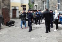 zdjęcie kolorowe na którym widać policjantów oraz przedstawicieli różnych instytucji mieszkańców, którzy dyskutują nad wyeliminowaniem problemu w tym rejonie