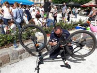 Dzielnicowy z Komisariatu w Szczecinie Dąbiu znakuje rower