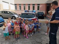 Dzieci podczas prelekcji policjanta