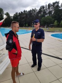 Policjant badający trzeźwość ratownika wodnego