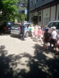 radiowóz policyjny z dziećmi