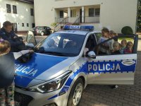 policyjny radiowóz z dziećmi