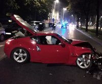 Uszkodzony po zdarzeniu drogowym pojazd marki nissan