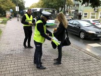 Policjantka i przedstawiciel Urzędu Miasta w Szczecinie podczas akcji &quot;Świeć przykładem&quot;