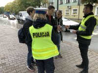 Policjantka i przedstawiciel Urzędu Miasta w Szczecinie podczas akcji &quot;Świeć przykładem&quot;