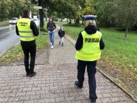 Policjantka i przedstawiciel Urzędu Miasta w Szczecinie podczas akcji &quot;Świeć przykładem&quot;